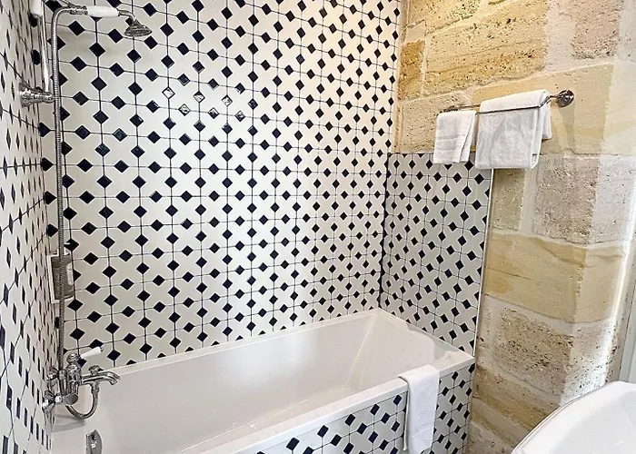 Отель La Tour Intendance 3*